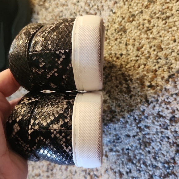 Kenneth Cole New York, Kam slide on,size 9, snake print sneakers - Picture 4 of 8